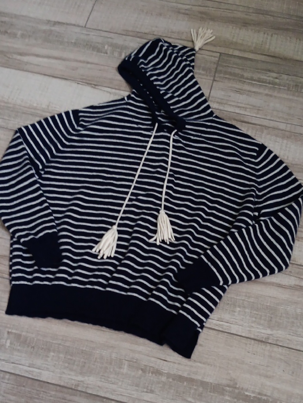 CORTLAND PARK..CASHMERE PULLOVER HOODIE..MEDIUM..FLAW